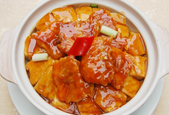 山水豆腐焖三纹鱼骨腩